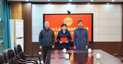 兩名女工患病，省上縣里都來慰問一一虹潤三重保障體系筑就員工幸福家