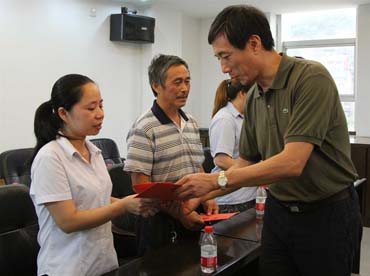 省總工會(huì)黨組書(shū)記、副主席陳震一行到順昌虹潤(rùn)精密儀器有限公司慰問(wèn)困難職工